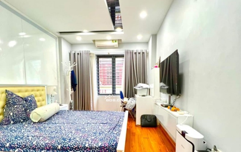 NHÀ ĐẸP Ở PHÙNG CHÍ KIÊN -PHÂN LÔ Ô TÔ - MẶT NGÕ KINH DOANH - 2 THOÁNG TRƯỚC  SAU - FULL NỘI THẤT TIỀN TỶ.